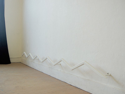 Zig-zag Reconstruction accomplished in powdercoated steel, of a gardenfence that I passed on my bike, made for the exhibition "Once in a Lifetime" Formalismus Heute, ZKM, Mayerei, Ferenbalm Gurbrü Station, Karlsruhe, curated by Gregor Jansen, 2008
